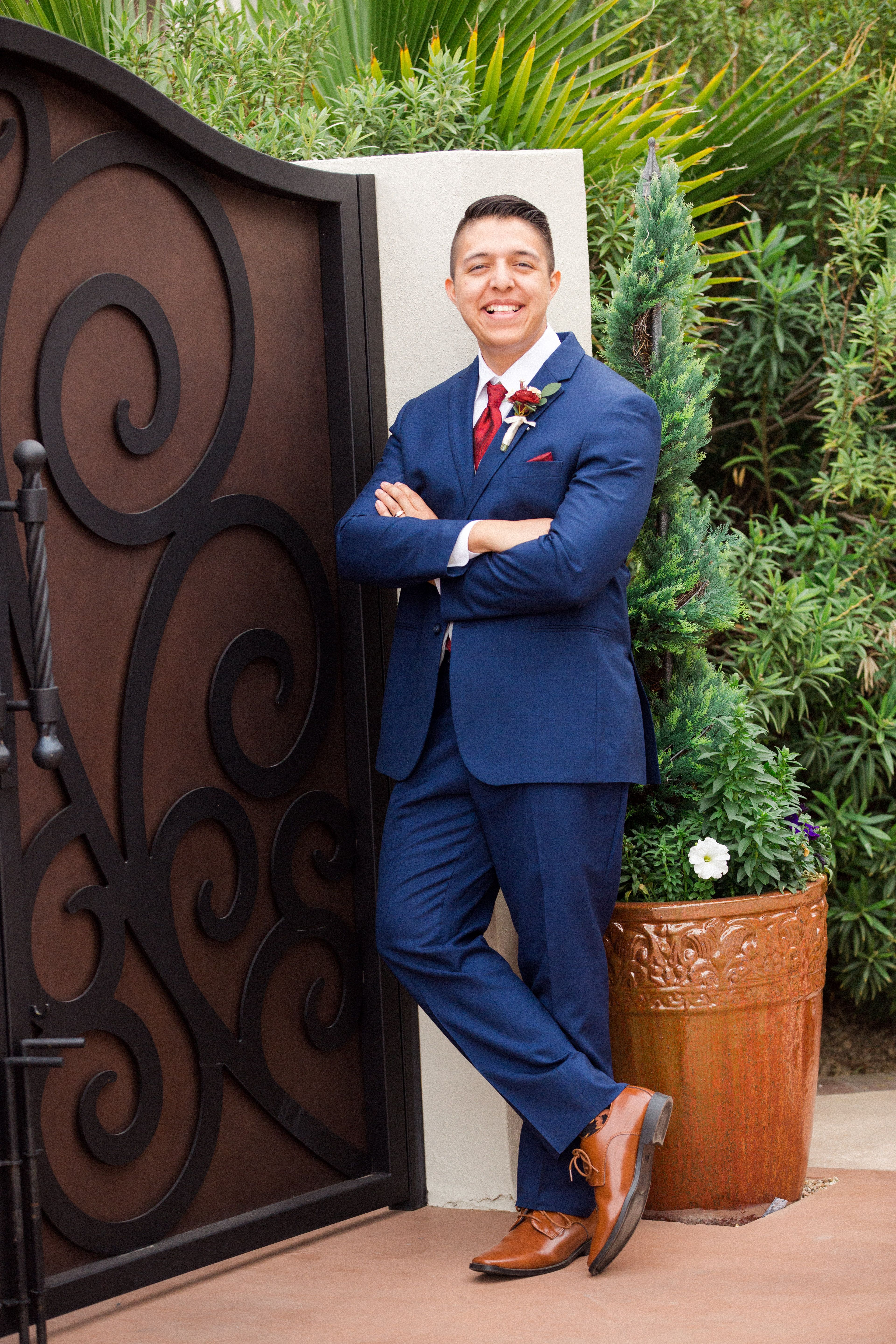 Groom in a blue suit with red tie | Arizona Wedding Photographers